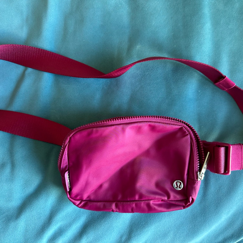 Like new- Lululemon Sonic Pink Everywhere Belt Bag 1L